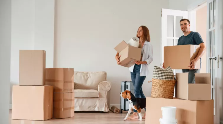 Personnes arrivant dans un nouveau logement