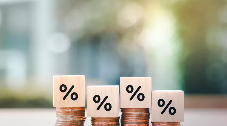 Dés en bois sur des pièces de centimes