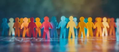 Petits personnages colorés en papier, se tiennent debout