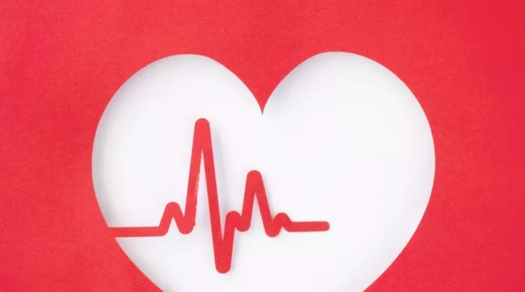 coeur rouge défibrillateur electrocardiogramme