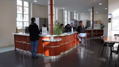une vue de l'accueil du public au service de l'état-civil de la ville de Nemours