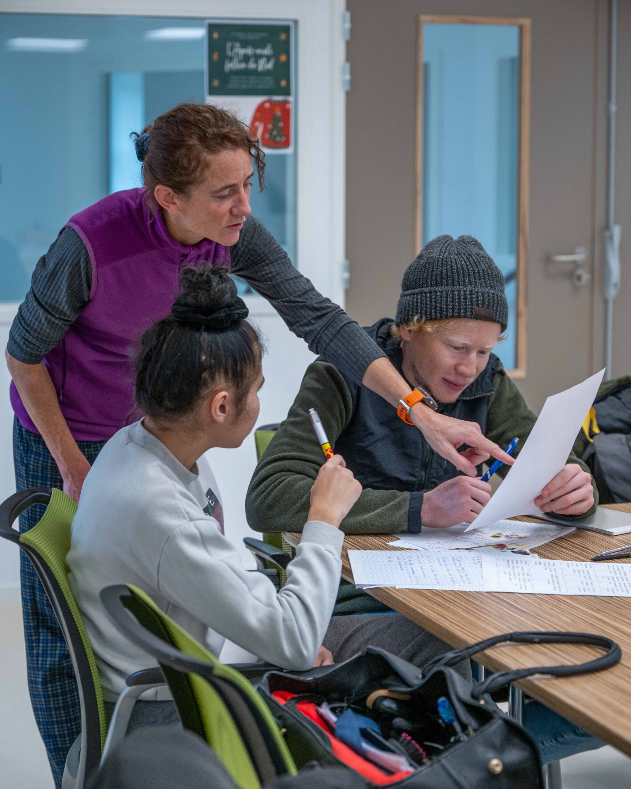 élèves et professeur au campus connecté
