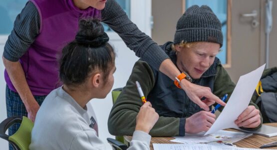 élèves et professeur au campus connecté