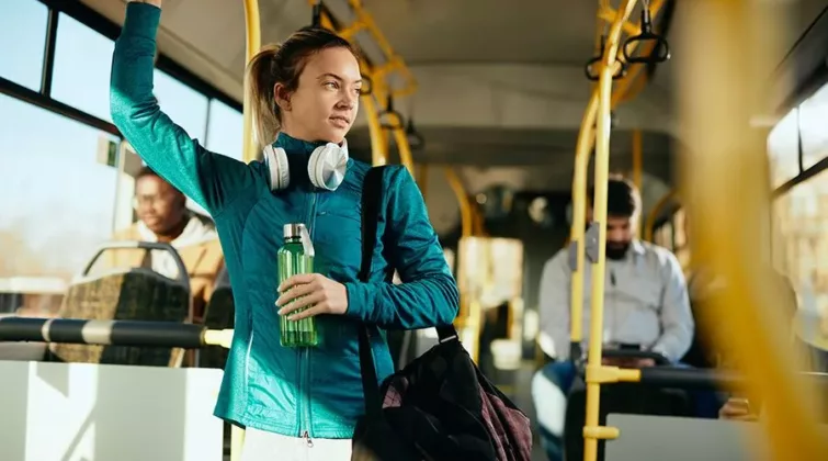 une jeune femme sportive dans un bus