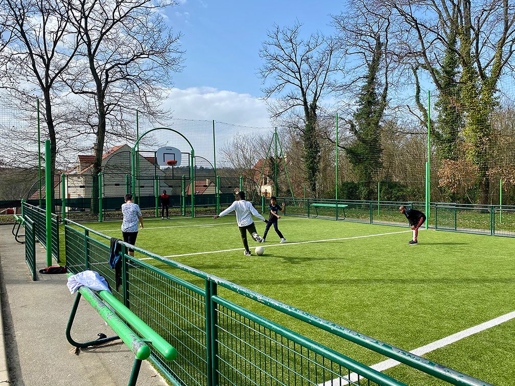 des enfants jouant au foot sur le city stade de nemours