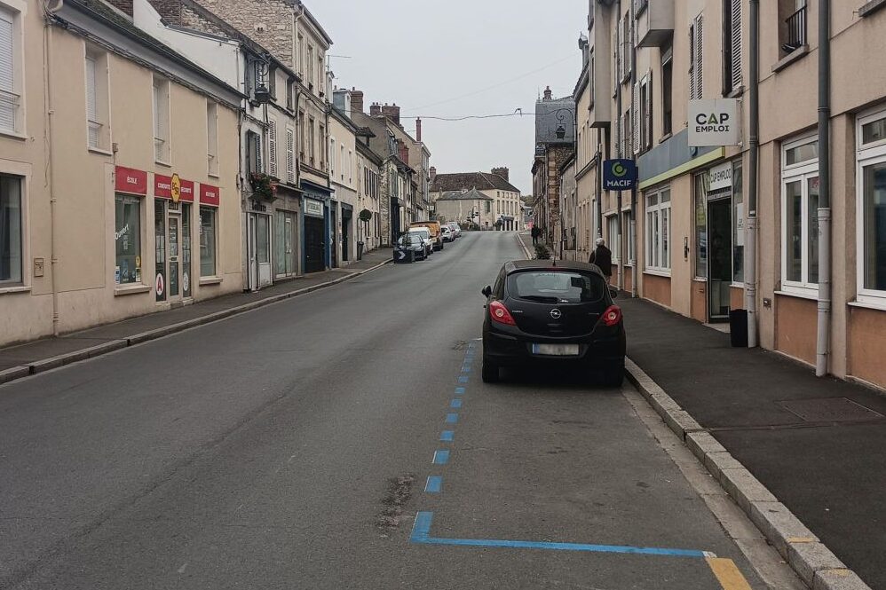 stationnement zone bleue rue de Paris Nemours