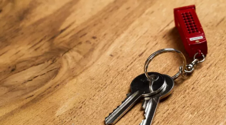 2 clés avec porte-clés de cabine téléphonique du Royaume Uni comme objets trouvés