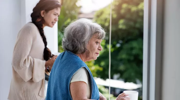 deux femmes boivent un café accoudées au balcon de leur logement - crédit photo : freepik