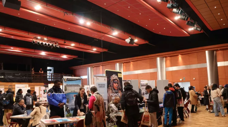 vue scène du loing avec stands pour salon de l'emploi et de l'alternance