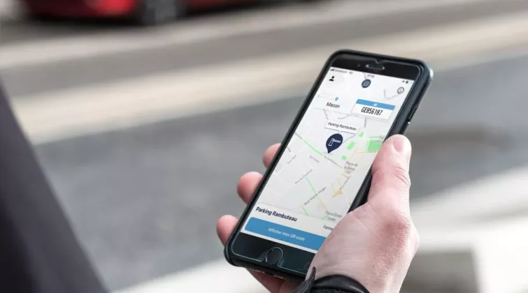 Téléphone portable avec l'application Presto Park d'ouverte pour gérer son stationnement