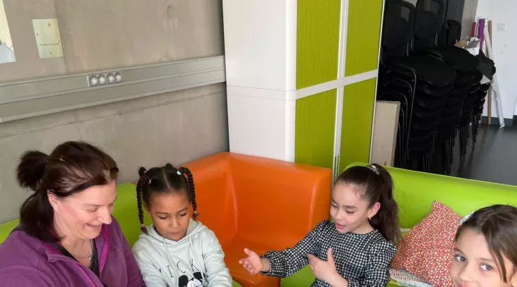 jeu autour d'une table avec enfants et adulte au centre social la mosaïque