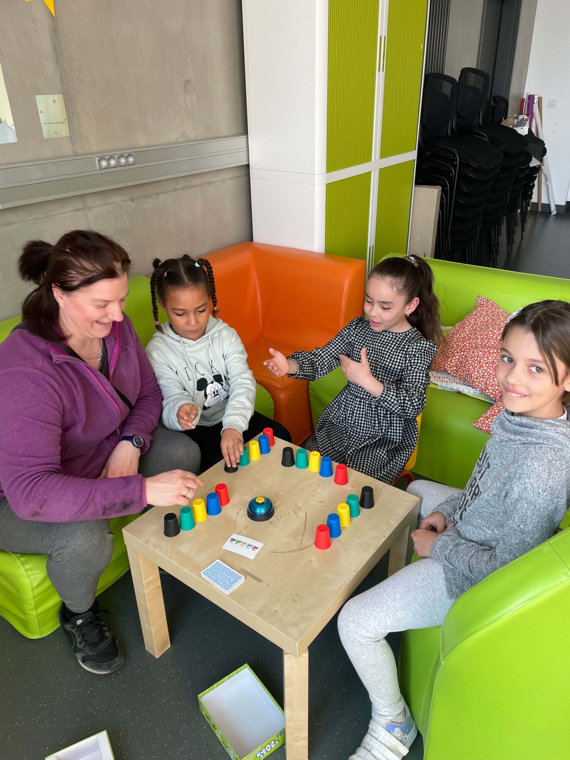 jeu autour d'une table avec enfants et adulte au centre social la mosaïque