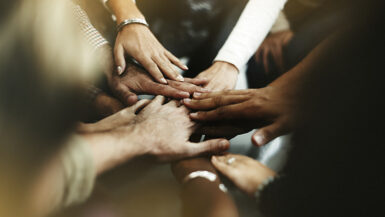 Gros plans sur les mains jointes de différentes personnes. Crédit photo : Freepik