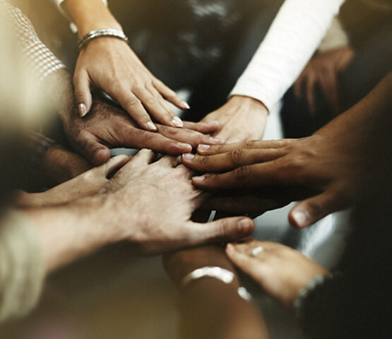 Gros plans sur les mains jointes de différentes personnes. Crédit photo : Freepik
