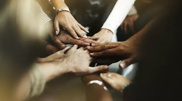 Gros plans sur les mains jointes de différentes personnes. Crédit photo : Freepik