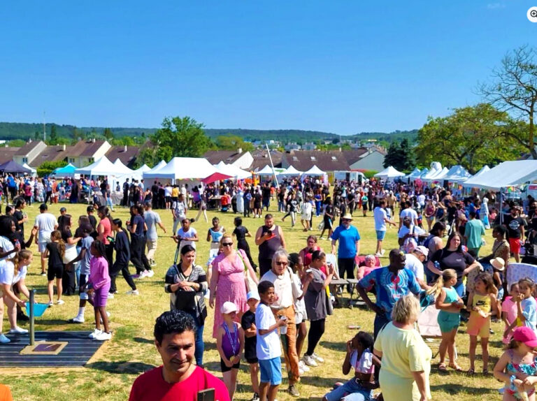 Foule durant la fête de la jeunesse en été